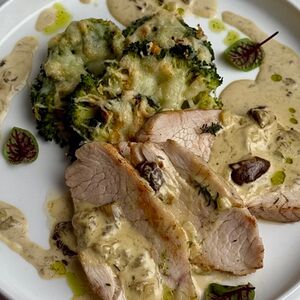 Индейка в белом грибном соусе