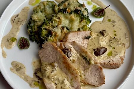 Индейка в белом грибном соусе