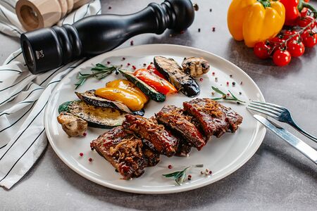 Свиные ребрышки барбекю с овощами гриль