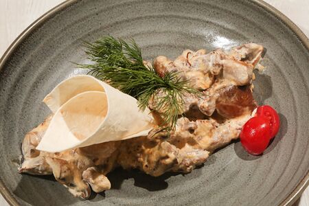 Баранья мякоть с грибами в сливочном соусе 