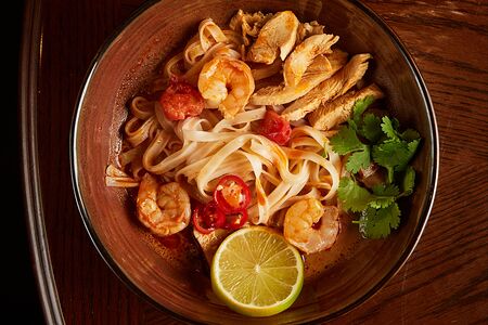Том Ям с курицей, креветками и рисовой лапшой