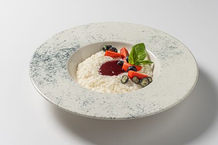 Рисовая каша с ягодами