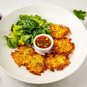 Драники из картофеля и батата с томатной сальсой и миксом салата