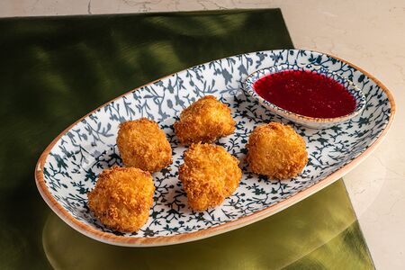 Хрустящий сулугуни с ягодным соусом 