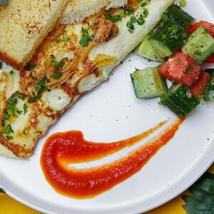 Со свежими овощами глазунья