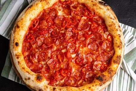 Пицца с чоризо и чили