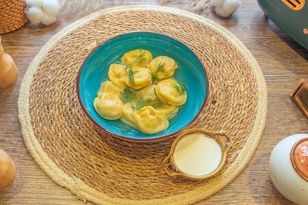 Русские пельмени со сметаной и зеленью