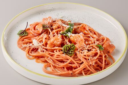 Паста с морепродуктами и сливочно-томатным соусом