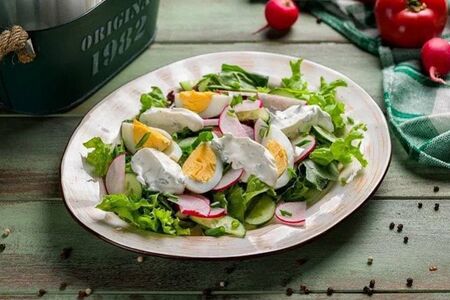 Салат с редисом, яйцом и зелёным луком