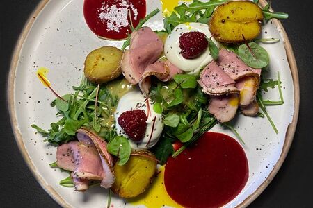 Салат с утиной грудкой, малиной и кремом дор блю