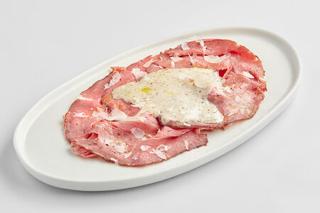 Ростбиф с соусом тоннато и трюфельной пастой