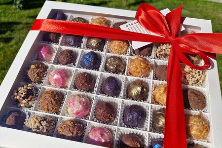 Премиальный подарочный набор 42 сырных конфет ручной работы ассорти в праздничной упаковке