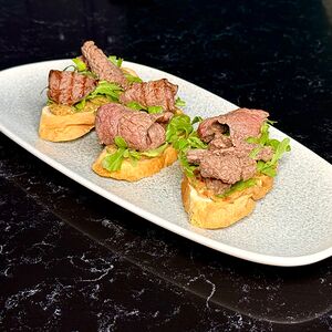 Брускетты с говядиной