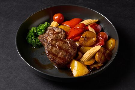 Медальоны из говяжьей вырезки с овощами