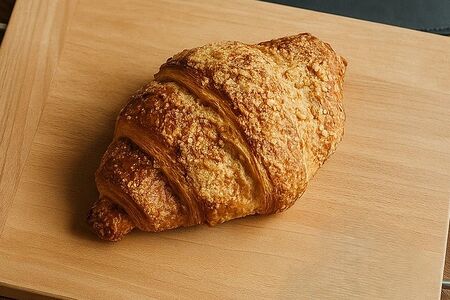 Круассан с вишней