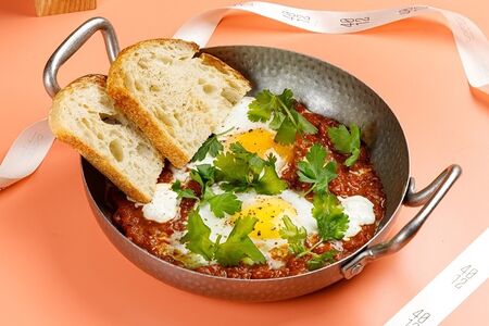 Шакшука со страчетеллой и ремесленным хлебом