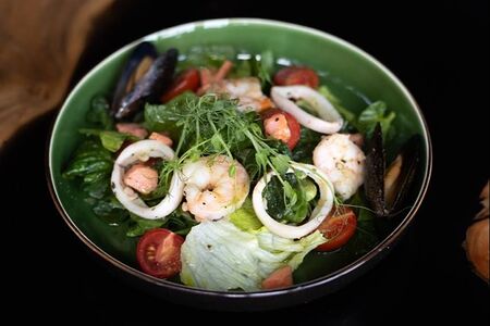 Салат с морепродуктами 