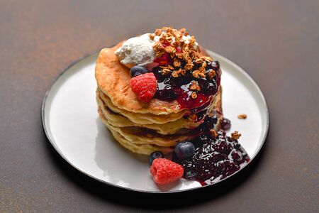 Панкейки с кремом пломбир и черной смородиной 