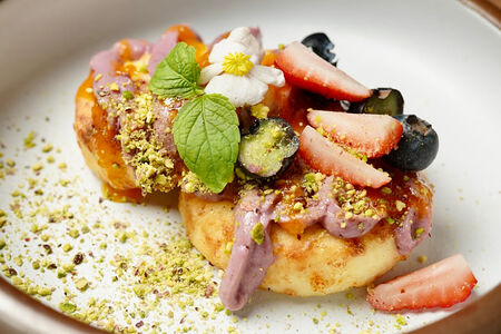 Сырники с малиновым сгущённым молоком