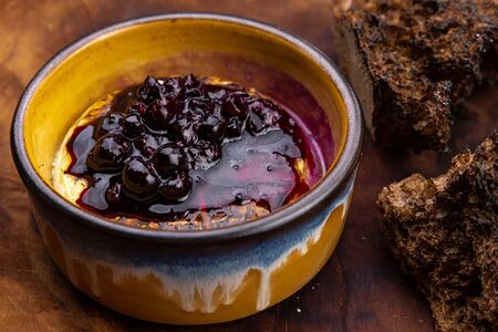 Запеченный камамбер с вареньем из ягод