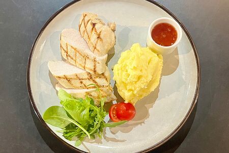 Филе куриной грудки на гриле с гарниром