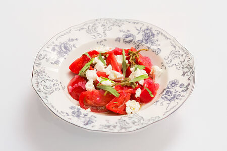 Молодой козий сыр с томатами