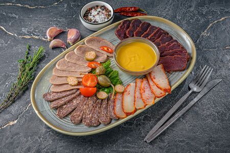 Ассорти из мясных деликатесов