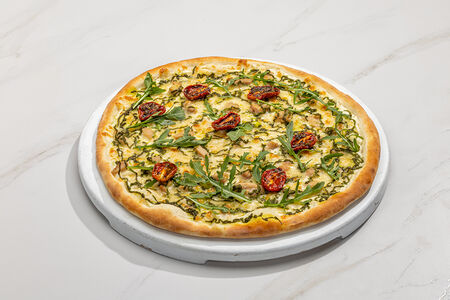 Пицца с курицей и песто