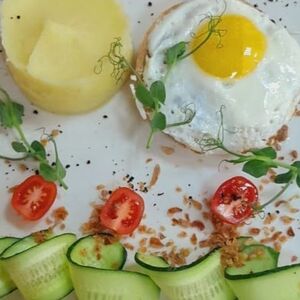 Бифштекс из говядины с яйцом, картофельным пюре и трюфельным маслом