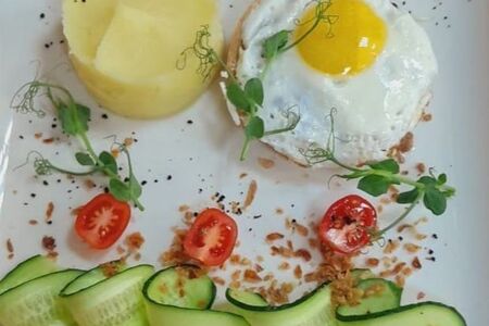 Бифштекс из говядины с яйцом, картофельным пюре и трюфельным маслом