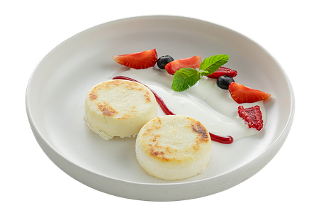 Сырники с ягодами и сметаной