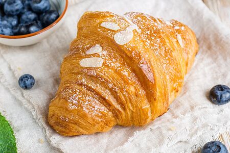 Круассан с заварным кремом 