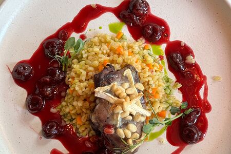 Ножка кролика, запеченная с камамбером, булгуром и вишневым соусом