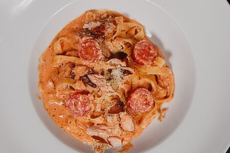 Фетучини с копченым кижучем в сливочно-томатном соусе