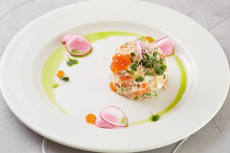 Салат Оливье с копчёным лососем и красной икрой