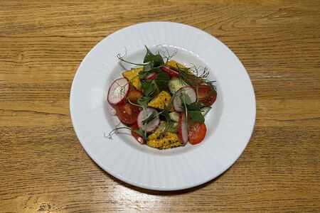 Салат из свежих сезонных овощей с заправкой из оливкового масла, чеснока и трюфельного масла