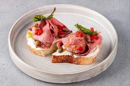 Брускетты с ростбифом и печеным перцем