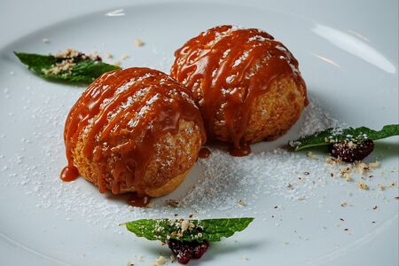 Шу с ванильным кремом и соленой карамелью