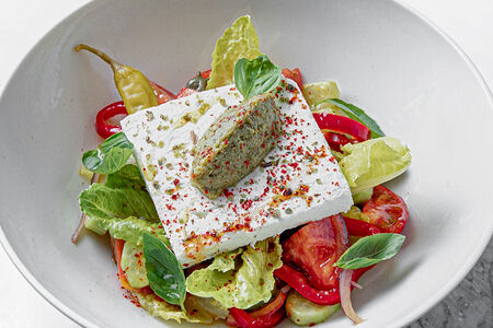 Греческий салат с сыром фета