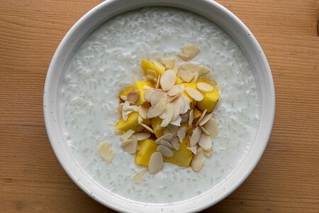 Рисовая каша с манго и миндалем на кокосовом молоке