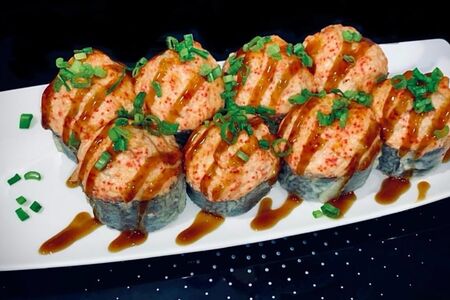 Ролл темпура с креветкой и тартаром из тунца