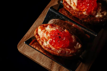 Инари-лосось спайси, красная икра