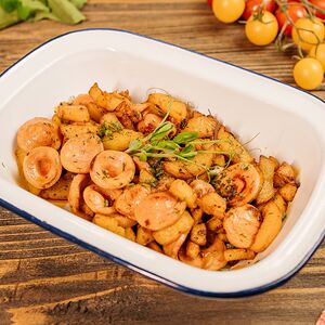 Жареная картошка с луком и сосисками