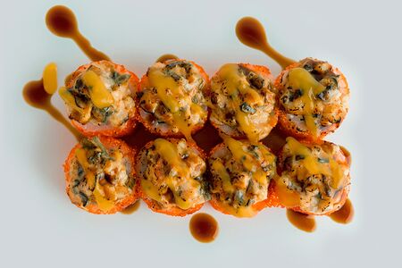 Ролл с опалённым угрём