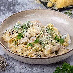 Фетучини с курицей и грибами