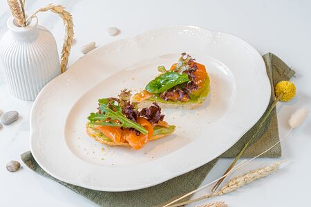 Брускетта с лососем и гуакамоле