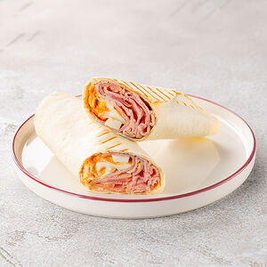 Ролл с ветчиной и яйцом