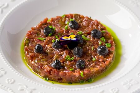 Тартар из мраморной говядины с черным айоли