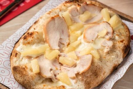 Пицца римская Гавайская с курицей и ананасами 