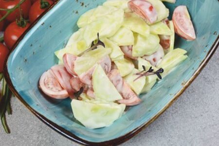 Салат из свежих огурцов и мини-томатов